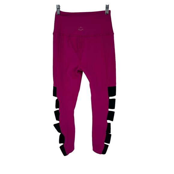Beyond Yoga Fuschia with Stacked Wide Band High-Waist Capri Leggings Medium - Picture 1 of 8